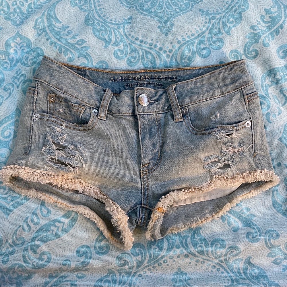 Light Wash American Eagle short shorts